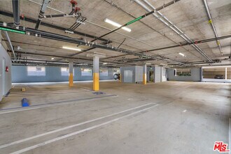 1832 S Barrington Ave in Los Angeles, CA - Building Photo - Building Photo