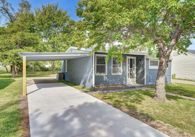 2221 N 32nd St in Lincoln, NE - Building Photo - Building Photo