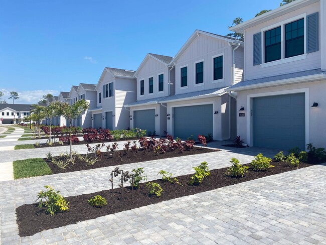 Juniper Pointe Townhomes in Naples, FL - Building Photo - Building Photo