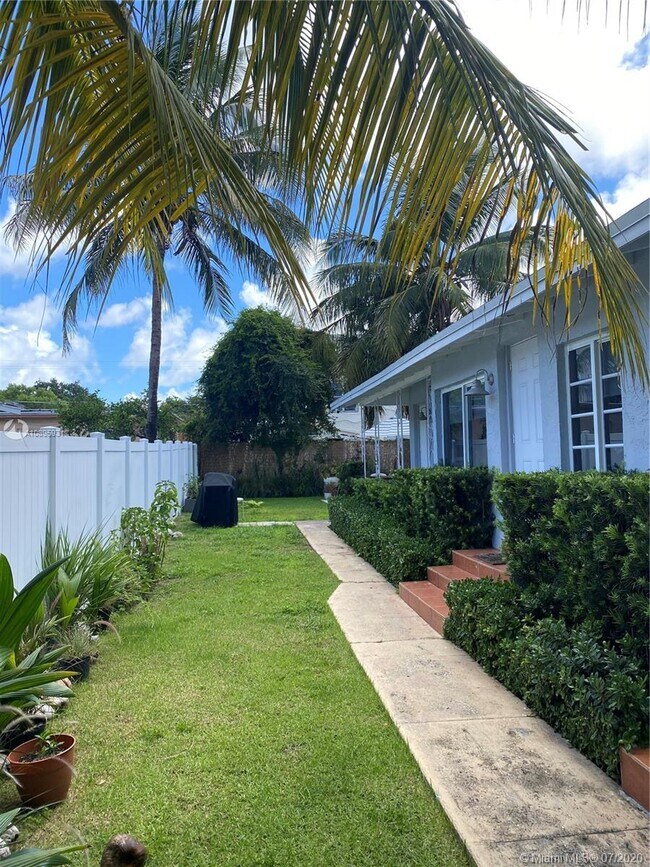 540 NE 67th St-Unit -1 in Miami, FL - Building Photo - Building Photo