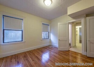 26 Hamilton Rd, Unit 1 in Brookline, MA - Foto de edificio - Building Photo