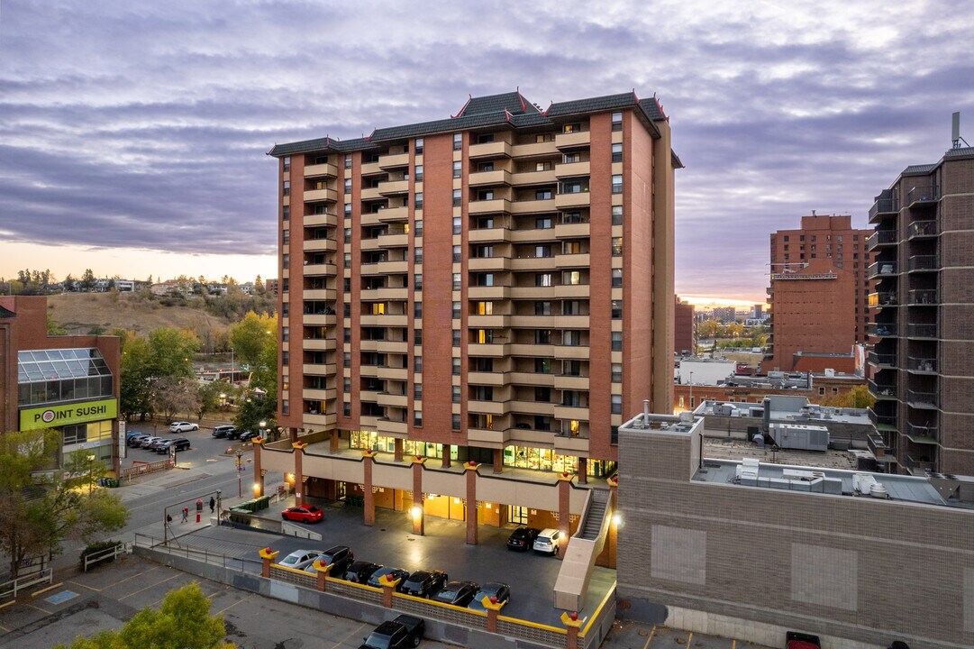 Ng Tower Centre in Calgary, AB - Building Photo