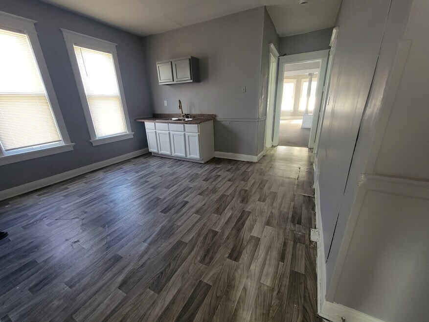 106-108 W Keefe Ave, Unit 4 in Milwaukee, WI - Building Photo