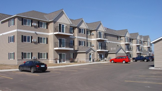 Evergreen II Apartments in Isanti, MN - Foto de edificio - Building Photo