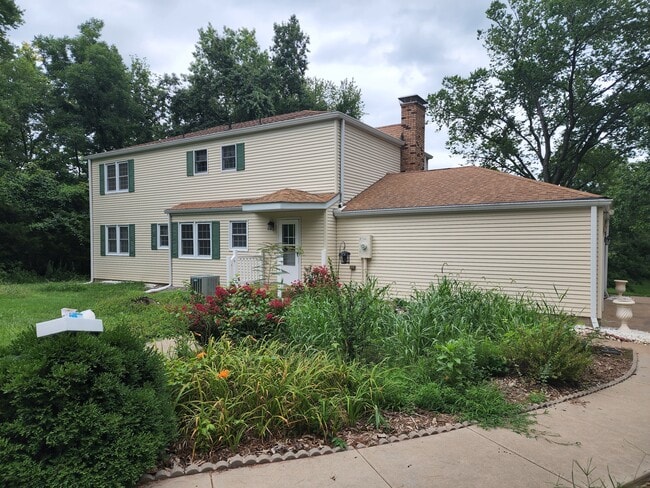 6211 Country Club Rd, Unit A in Murphysboro, IL - Building Photo - Building Photo