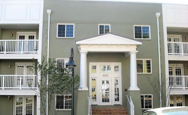 4151 S Four Mile Run Dr in Arlington, VA - Building Photo - Building Photo