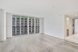 1756 N Bayshore Dr, Unit 32E in Miami, FL - Foto de edificio - Building Photo