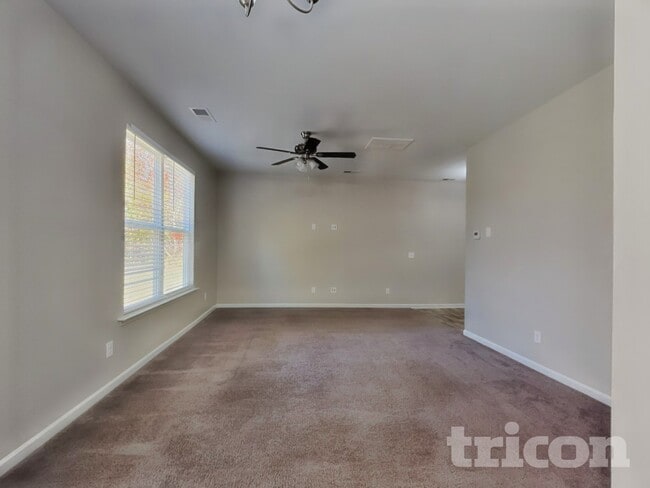 2900 Dallas Ct in Winston-Salem, NC - Foto de edificio - Building Photo