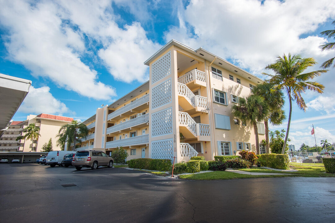 230 N Federal Hwy in Deerfield Beach, FL - Building Photo