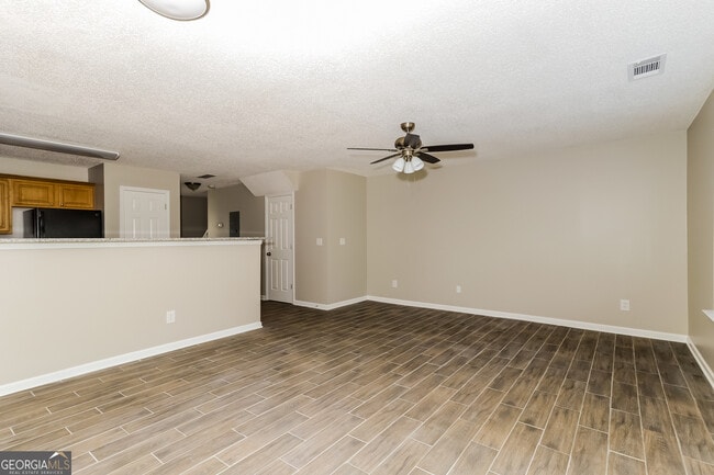 5319 Creekview Way in Morrow, GA - Foto de edificio - Building Photo