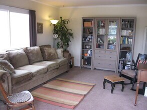 645 Hamilton Ave in Seaside, CA - Foto de edificio - Building Photo