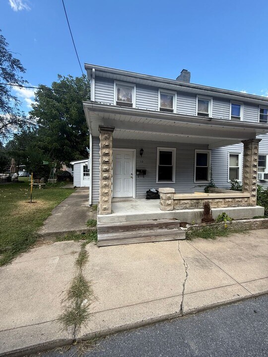 10 McFarland St in Newville, PA - Building Photo