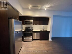 2200 Lake Shore Blvd W in Toronto, ON - Building Photo - Building Photo