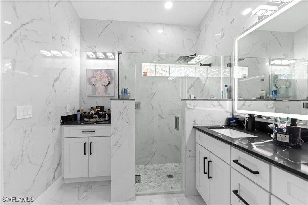 239 Glen Eagle Cir in Naples, FL - Building Photo