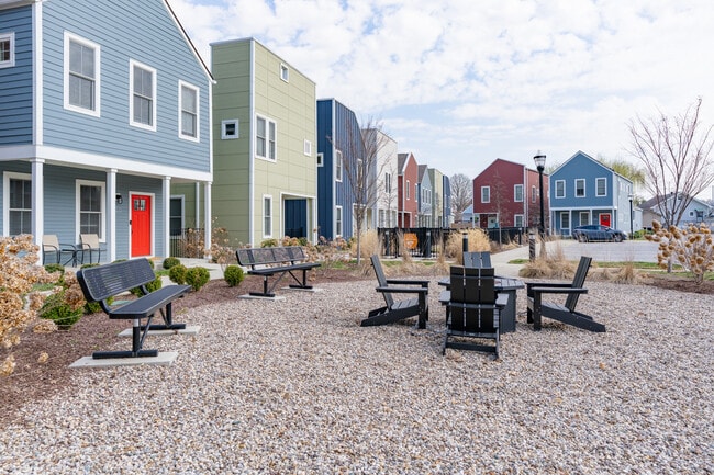 Swiss Village in Louisville, KY - Foto de edificio - Building Photo