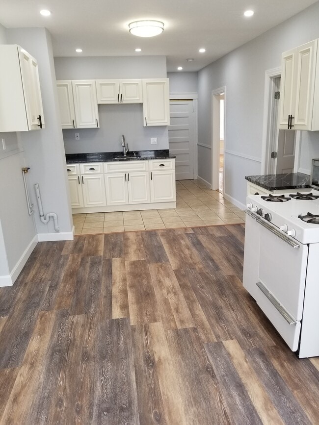 30 Thorne St, Unit 3 in Worcester, MA - Foto de edificio - Building Photo
