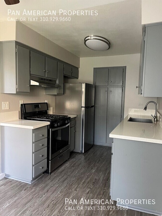 2060 N Lincoln St in Orange, CA - Building Photo - Building Photo