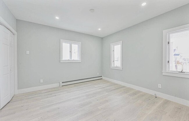 28 Lake Dr in Copiague, NY - Building Photo - Building Photo