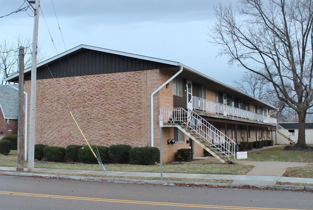216 E Church St in Collinsville, IL - Foto de edificio