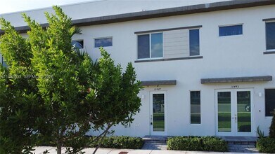 10447 NW 66th St in Doral, FL - Foto de edificio - Building Photo