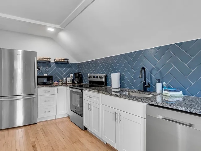 10 W Elm St, Unit B in Sanford, ME - Building Photo - Building Photo