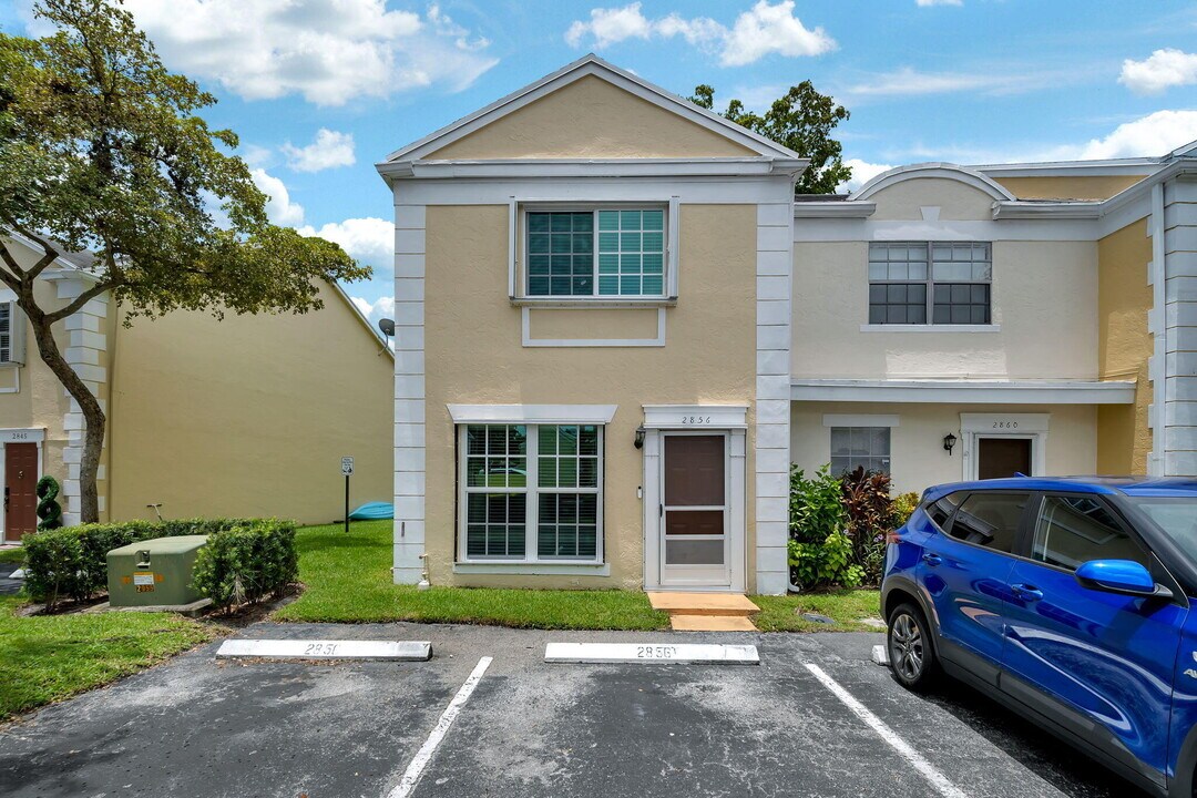 2856 Belmont Ln in Hollywood, FL - Building Photo