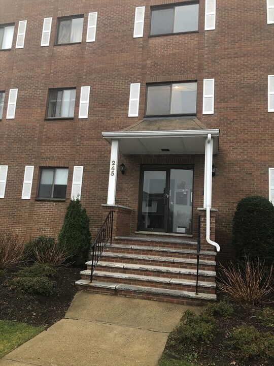 245 Sea St in Quincy, MA - Building Photo