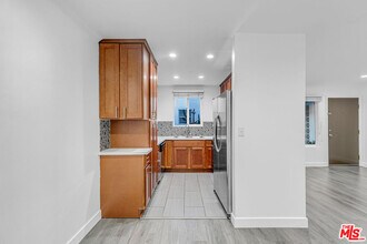 1837 N La Brea Ave in Los Angeles, CA - Building Photo - Building Photo