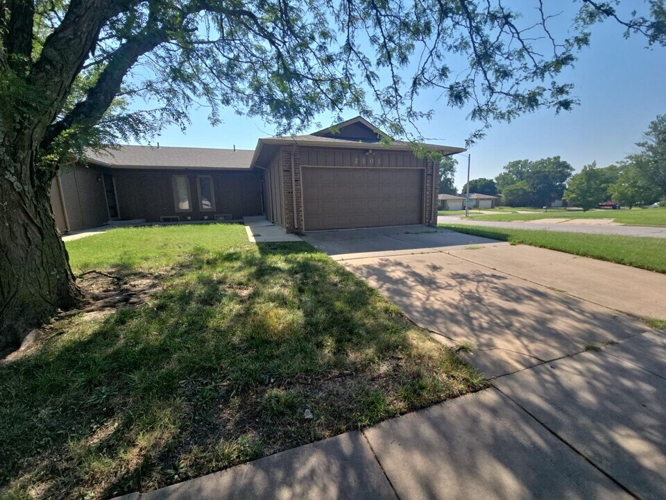 2101-2103 S Flynn St in Wichita, KS - Building Photo
