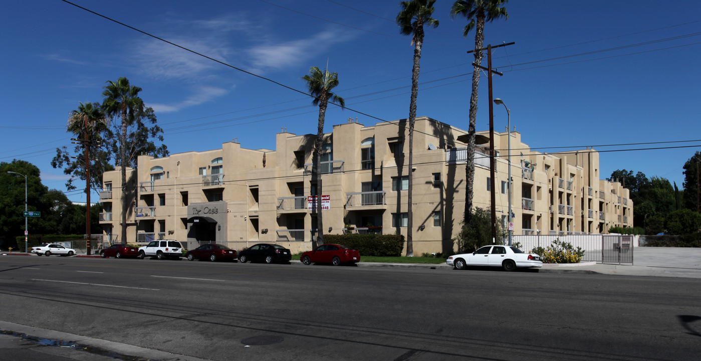 Oasis Apartments in Sherman Oaks, CA - Building Photo