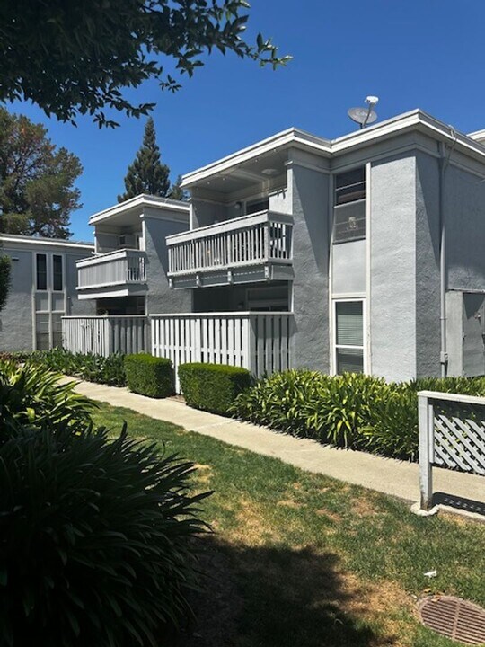 945 Bancroft Rd in Concord, CA - Building Photo