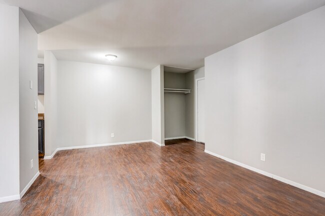 1305 W Locust St in Milwaukee, WI - Building Photo - Building Photo
