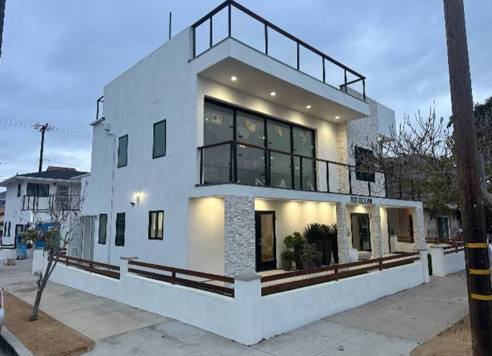 1101 Ocean Ave, Unit B in Seal Beach, CA - Foto de edificio