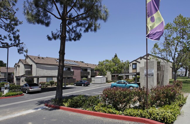 Oakwood Village Apartments in Santa Maria, CA - Foto de edificio - Building Photo