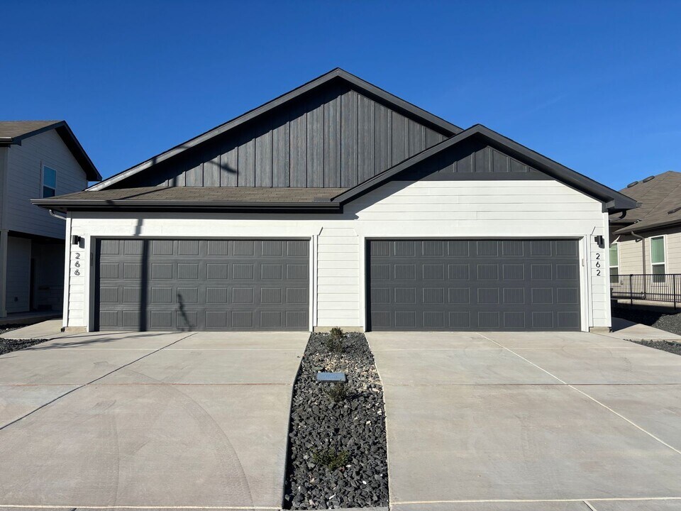 262-266 Nespral Dr in San Antonio, TX - Building Photo
