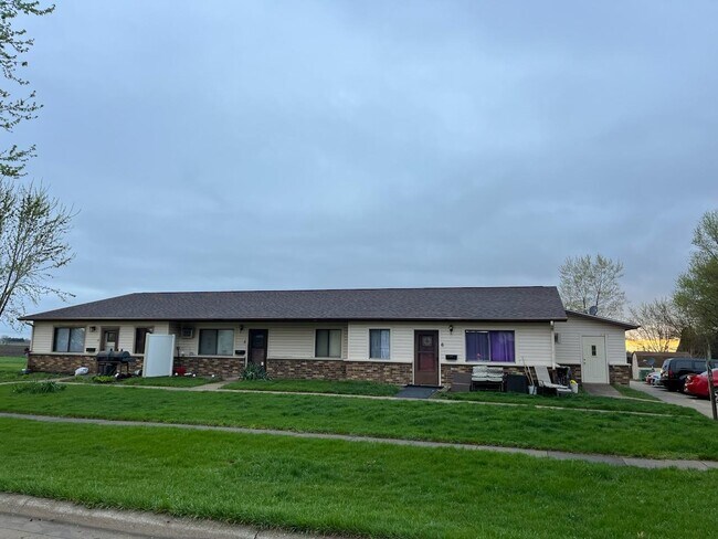 340 S Rowe Ln, Unit 1 in Walcott, IA - Foto de edificio - Building Photo