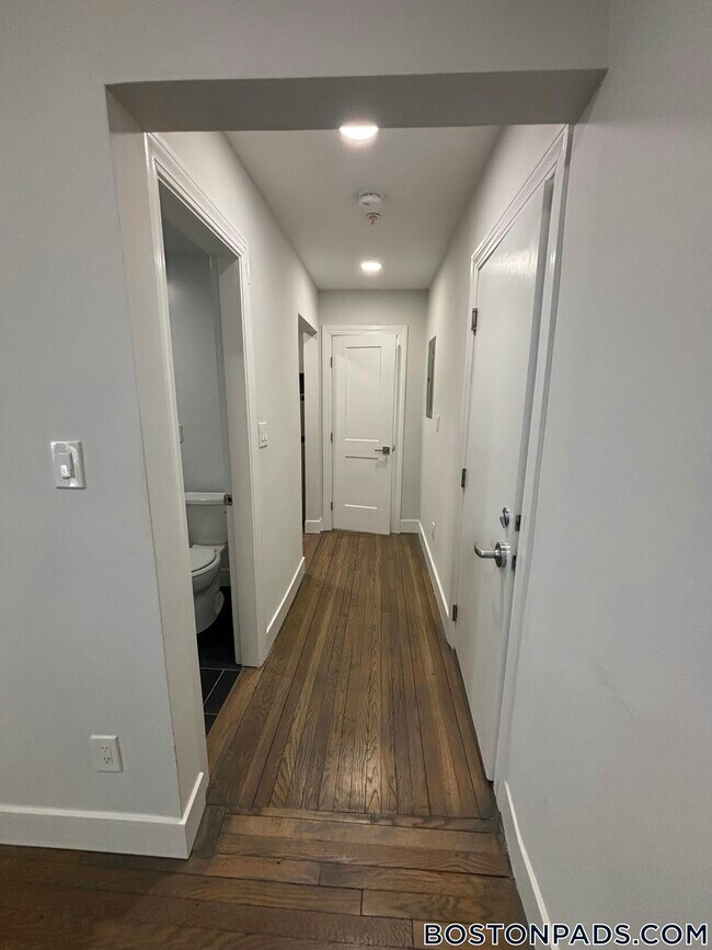 19 Peterborough St, Unit 8 in Boston, MA - Foto de edificio - Building Photo