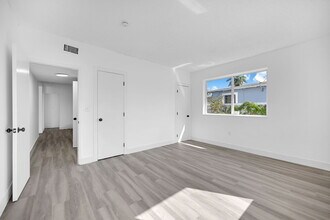 1391 NW 102nd St in Miami, FL - Foto de edificio - Building Photo