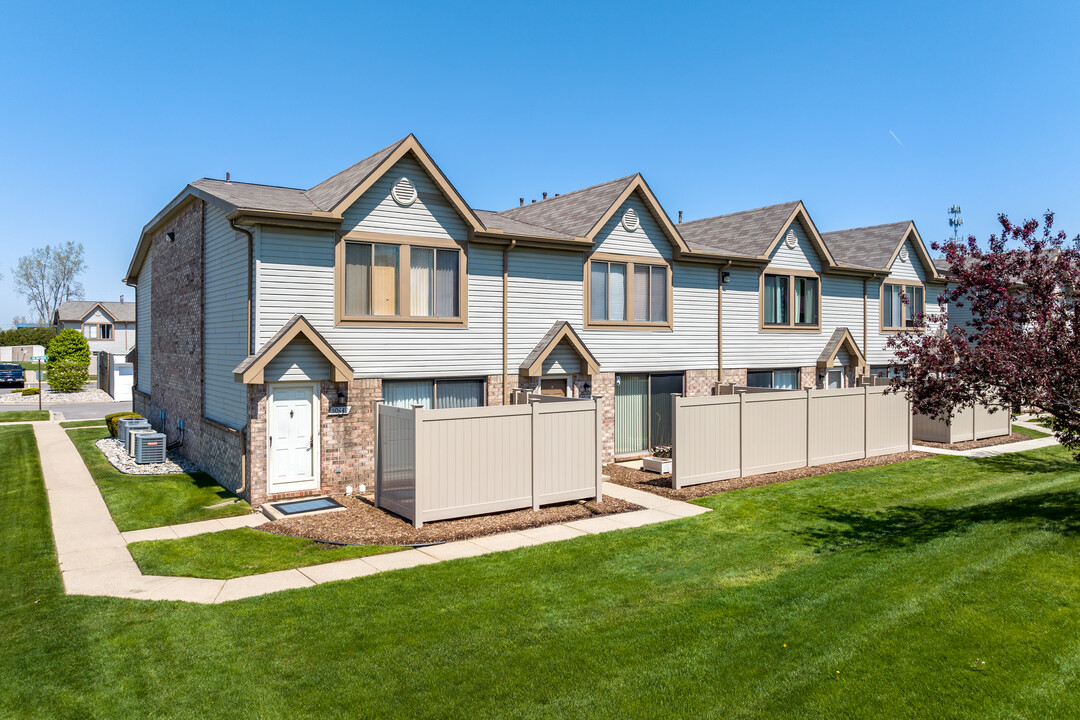 Bay Run Condominiums in Chesterfield, MI - Building Photo