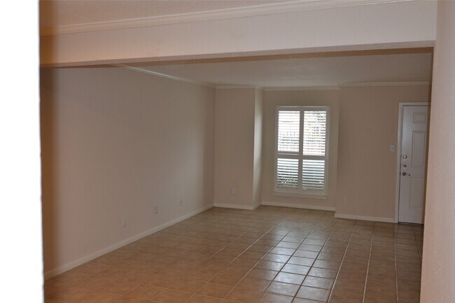 6111 Beverly Hill St in Houston, TX - Building Photo - Building Photo