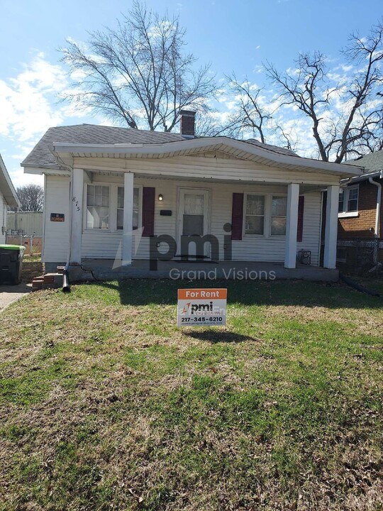 875 W Waggoner St in Decatur, IL - Foto de edificio