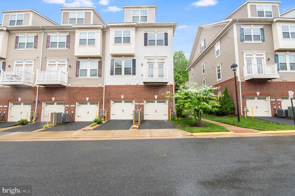 4722 Dane Ridge Cir in Dale City, VA - Building Photo