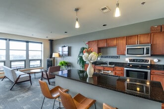 Bayshore Place in Glendale, WI - Foto de edificio - Interior Photo