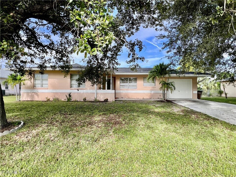 2326 SE 8th Ave in Cape Coral, FL - Building Photo