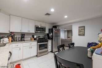 126 Riverside Ave in Lyndhurst, NJ - Building Photo - Building Photo