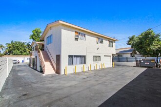10024 Elizabeth Ave in South Gate, CA - Foto de edificio - Building Photo