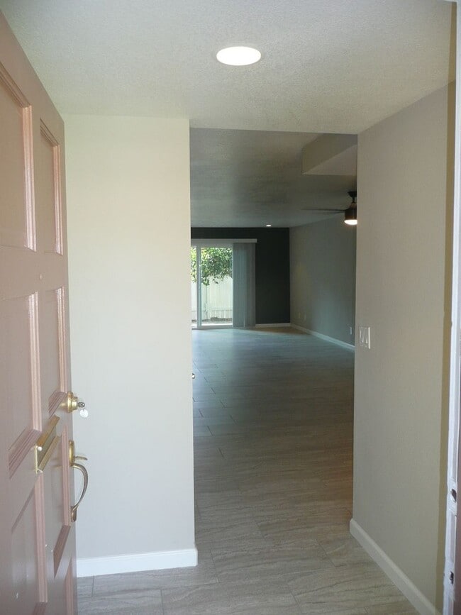 1881 Mitchell Ave in Tustin, CA - Foto de edificio - Building Photo