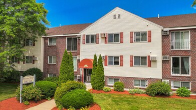 Devonshire Village in Manchester, NH - Foto de edificio - Building Photo