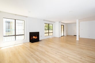 1738 S Bentley Ave in Los Angeles, CA - Building Photo - Building Photo