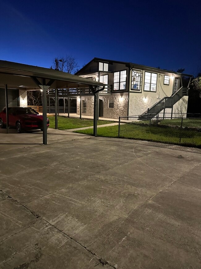1350 Rotherman in Canyon Lake, TX - Foto de edificio - Building Photo